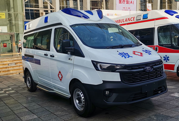 Beyaz Ford Ambulans 8 kişilik Benzin Ambulans 2