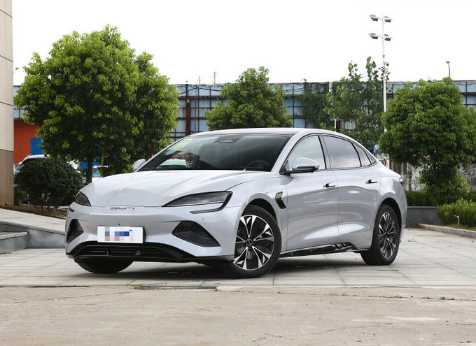 BYD Plug In Hybrid 5 kişilik Sedan Araç Otomobil Siyah Beyaz 1