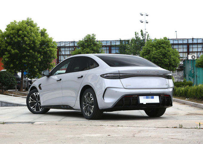 BYD Plug In Hybrid 5 kişilik Sedan Araç Otomobil Siyah Beyaz 5