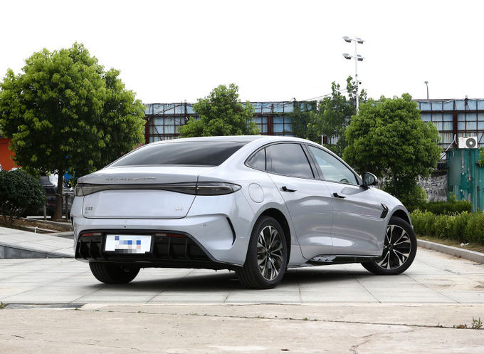 BYD Plug In Hybrid 5 kişilik Sedan Araç Otomobil Siyah Beyaz 3