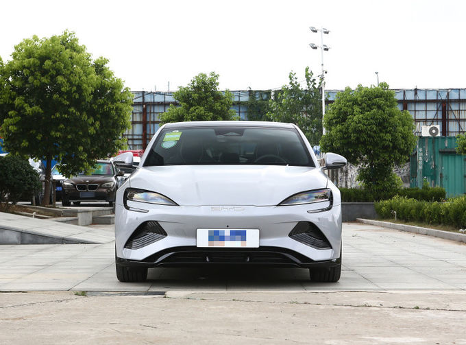 BYD Plug In Hybrid 5 kişilik Sedan Araç Otomobil Siyah Beyaz 2