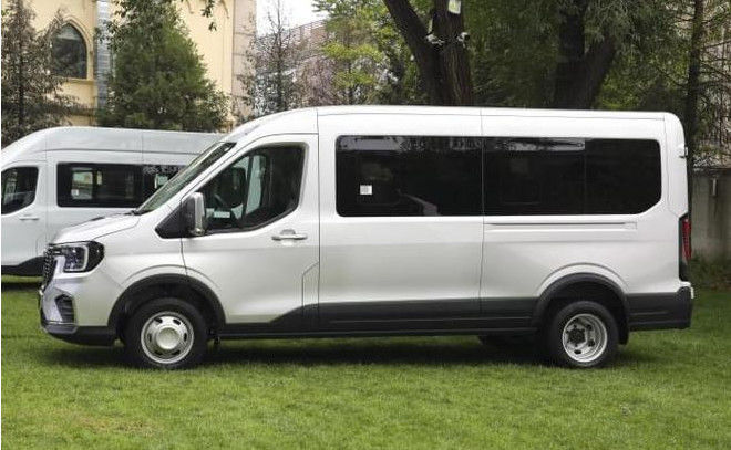 Beyaz Ford Transit minibüs 15 kişilik Jiangling 10 kişilik minibüs 0
