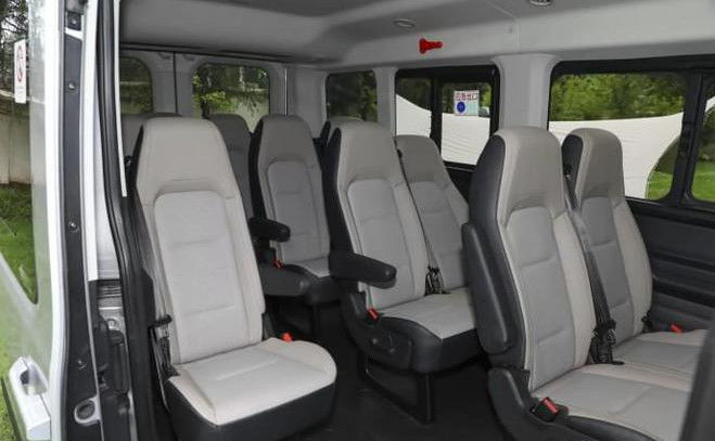 Beyaz Ford Transit minibüs 15 kişilik Jiangling 10 kişilik minibüs 4