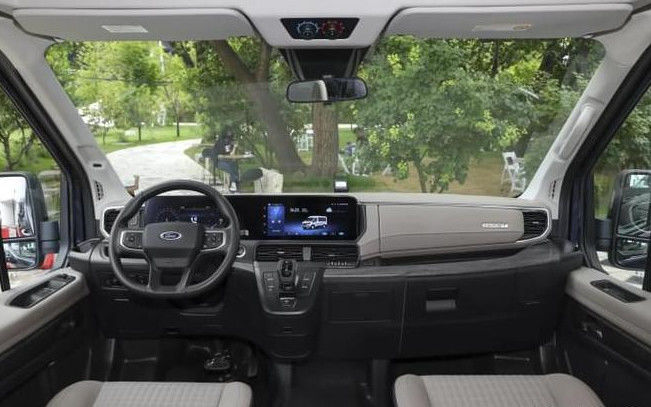 Beyaz Ford Transit minibüs 15 kişilik Jiangling 10 kişilik minibüs 5