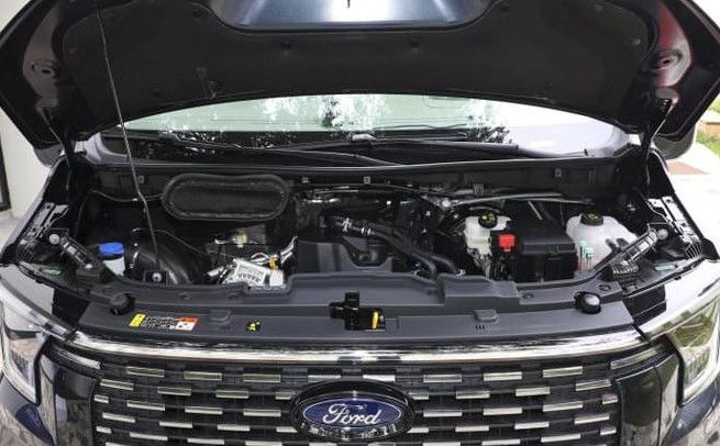 Beyaz Ford Transit minibüs 15 kişilik Jiangling 10 kişilik minibüs 7
