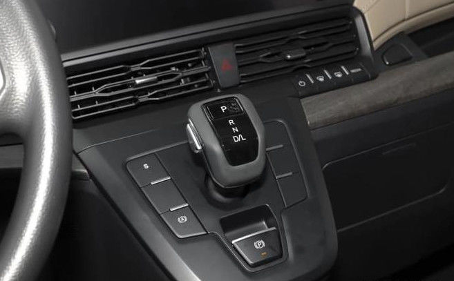 Beyaz Ford Transit minibüs 15 kişilik Jiangling 10 kişilik minibüs 6