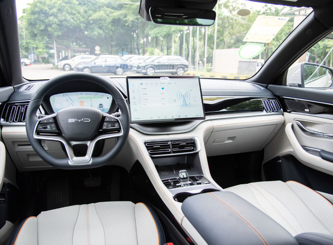 BYD Plug In Hybrid Şehir Aracı Otomobil 5 Koltuk 4×2 Otomatik Şanzıman 5