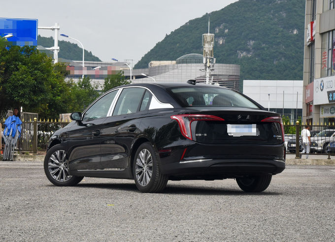 Hongqi Elektrikli Araba 140Kw 5 Koltuklu Elektrikli Araba Ön Tekerlek Sürüş Siyah 4