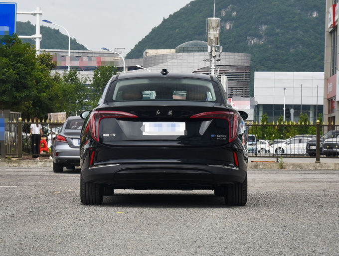 Hongqi Elektrikli Araba 140Kw 5 Koltuklu Elektrikli Araba Ön Tekerlek Sürüş Siyah 3