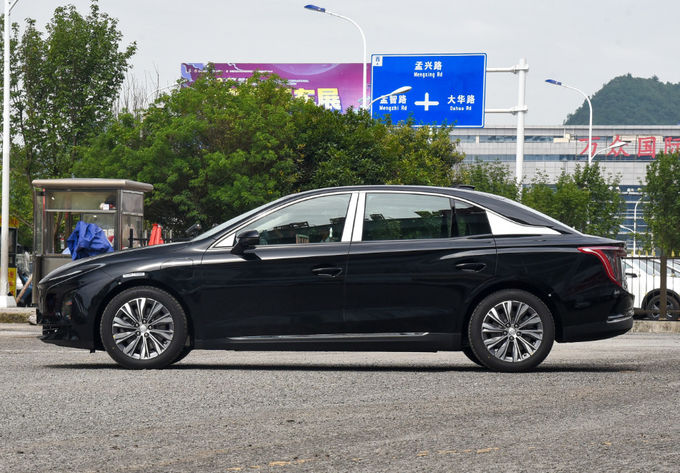 Hongqi Elektrikli Araba 140Kw 5 Koltuklu Elektrikli Araba Ön Tekerlek Sürüş Siyah 5