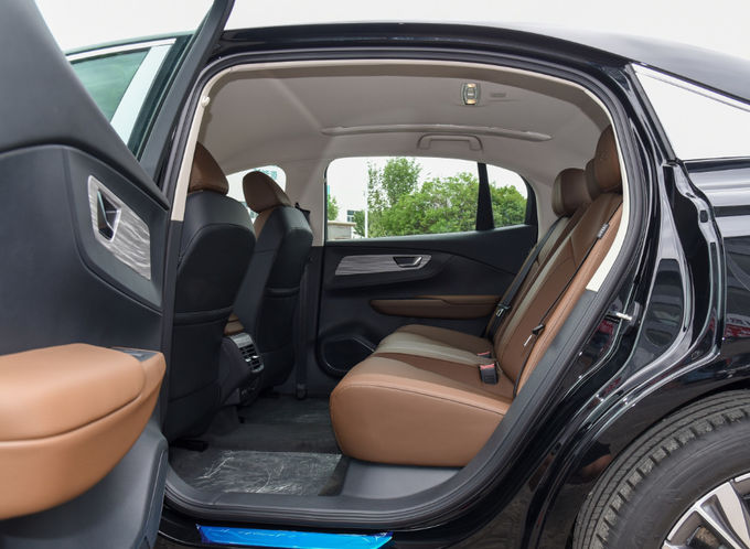 Hongqi Elektrikli Araba 140Kw 5 Koltuklu Elektrikli Araba Ön Tekerlek Sürüş Siyah 8