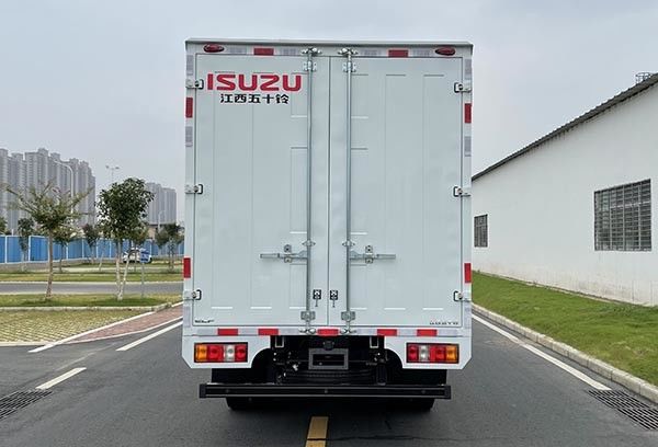 Beyaz Isuzu yalıtımlı kamyon 126HP 152HP Isuzu Box Vans Nakliye Kamyonu 1