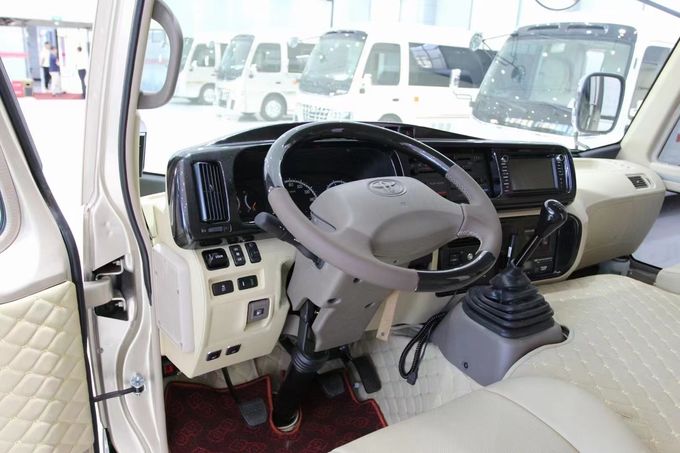 Toyota Coaster 8 kişilik Turist Otobüs İş Otobüsü Recepsiyon Otobüs Benzin Arka Sürüş 4×2 El 3